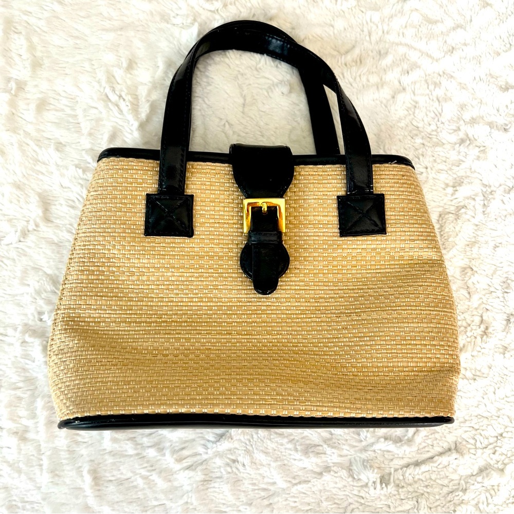 Classic woven bag. Navy handles.